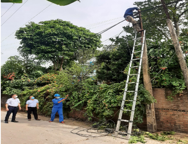 Lãnh đạo Sở Thông tin và Truyền thông chỉ đạo các đơn vị triển khai thực hiện bó cáp viễn thông.