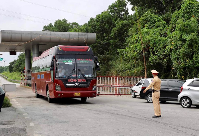 Lực lượng cảnh sát giao thông làm nhiệm vụ tại chốt kiểm dịch y tế liên ngành tại nút giao IC12, cao tốc Nội Bài - Lào Cai.