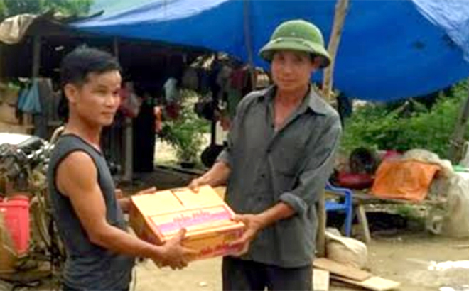 Ông Ngô Văn Minh mua mì tôm cứu trợ khẩn cấp bà con bị lũ cuốn trôi nhà cửa, tài sản trong trận lũ quét năm 2018. (Ảnh: Mai Linh)