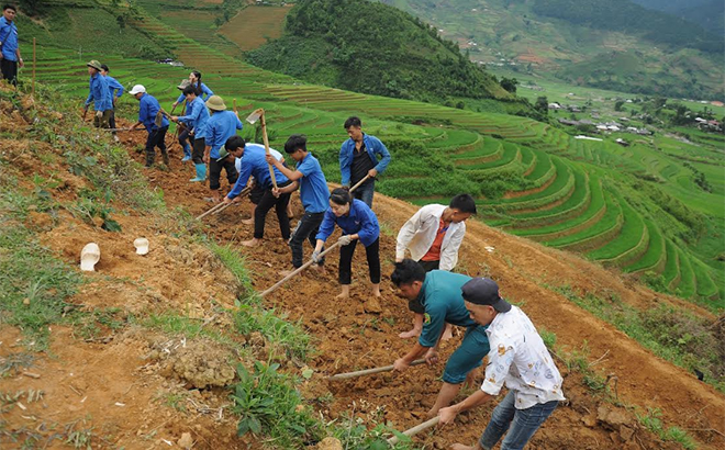 Đoàn viên, thanh niên huyện Mù Cang Chải giúp nhân dân khai hoang ruộng bậc thang.
