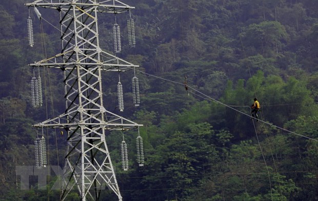 Để thi công kéo dây, ngành điện lực Lào Cai đã phải cắt điện tại một số ngăn lộ.
