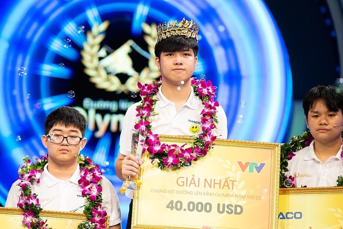 Đặng Lê Nguyên Vũ (giữa) giành phần thưởng 40.000 USD cho ngôi quán quân Olympia năm thứ 22 (Ảnh: Báo ĐBND)