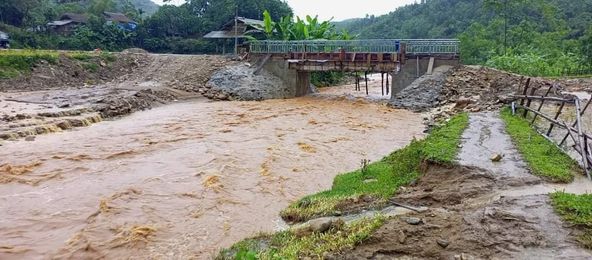Hình ảnh mưa lũ tại huyện Văn Chấn ngày 2/10 (Ảnh: FB Bản tin Văn Chấn)
