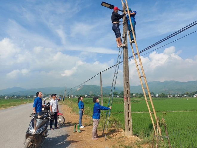 Đoàn viên thanh niên xã Yên Phú, huyện Văn Yên thực hiện công trình “Thắp sáng đường quê”.
