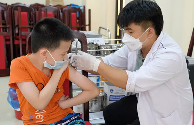 Hiện vẫn còn một số địa phương tiêm vaccine COVID-19 mũi 3, mũi 4 và tiêm cho trẻ từ 5 - dưới 12 tuổi, do đó cần tiếp tục đẩy nhanh tiêm vaccine. (Ảnh: Trần Minh)