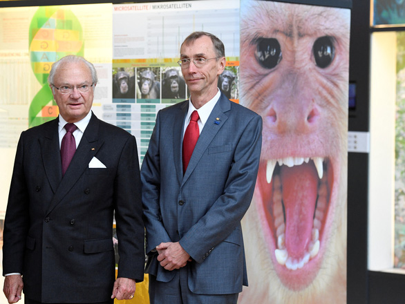 Giáo sư Svante Paabo (phải) và Vua Carl Gustaf của Thụy Điển (trái) trong chuyến tham quan Viện Nhân chủng học tiến hóa Max Planck ở Leipzig, Đức.