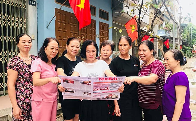 Nhân dân phường Nguyễn Thái Học, thành phố Yên Bái đọc báo Yên Bái để nắm rõ các chủ trương, đường lối của Đảng, chính sách, pháp luật của Nhà nước.