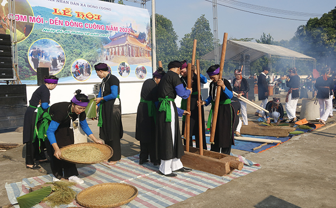 Making com (young sticky rice) contest.