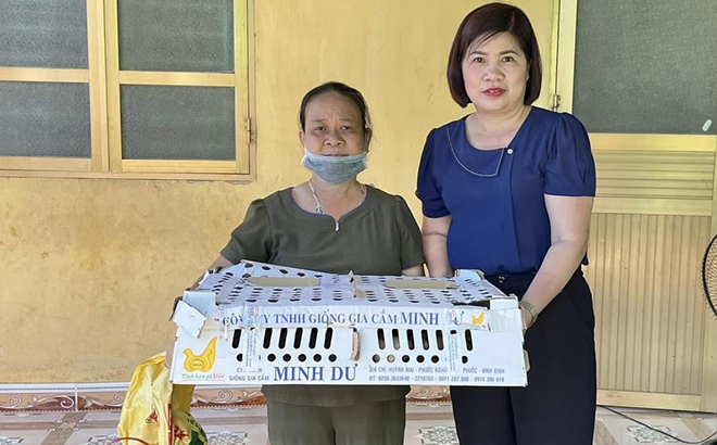 Hội Liên hiệp Phụ nữ thị trấn Mậu A, huyện Văn Yên hỗ trợ gà giống cho gia đình chị Trần Thị Phượng ở tổ dân phố số 3.