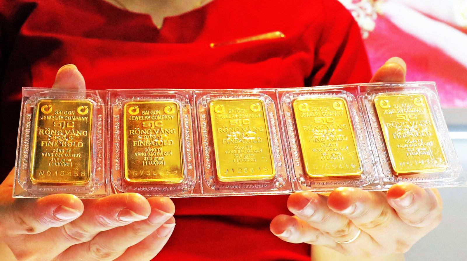 Sản phẩm vàng miếng bày bán tại Công ty vàng Bảo Tín Minh Châu, phố Hoàng Cầu, Hà Nội. (Ảnh minh họa)