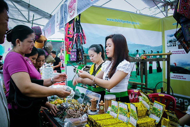 Thị xã Nghĩa Lộ chú trọng giới thiệu, quảng bá các sản phẩm nông nghiệp, hàng thủ công mỹ nghệ của thị xã.