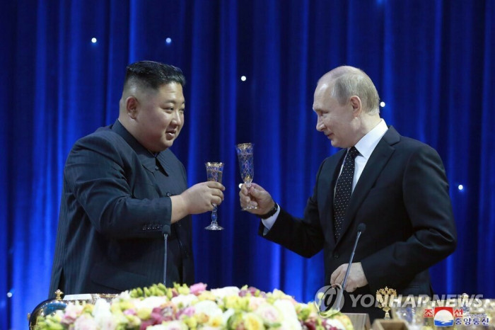 Chủ tịch Triều Tiên Kim Jong-un nâng ly cùng Tổng thống Nga Vladimir Putin trong tiệc tối tại Vladivostok năm 2019.