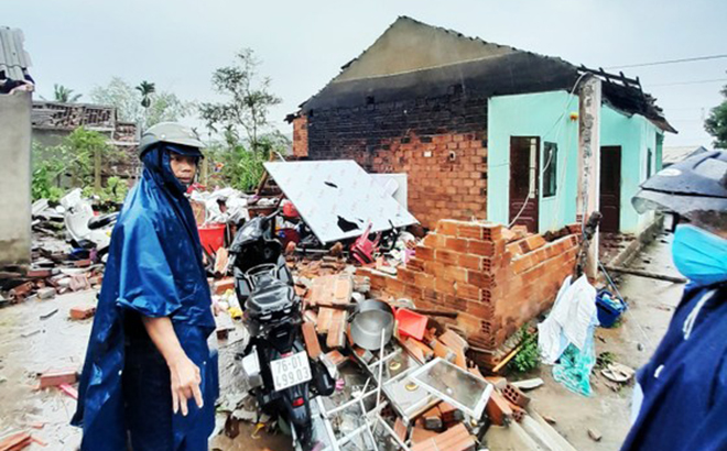 Lốc xoáy gây tốc mái, hư hỏng nhà cửa của người dân xóm 4, thôn Vĩnh Tuy, xã Tịnh Hiệp