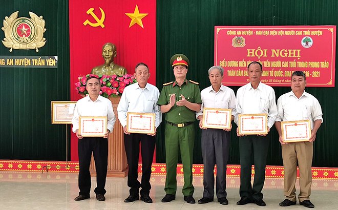 Lãnh đạo Công an huyện Trấn Yên biểu dương điển hình tiên tiến người cao tuổi có thành tích xuất sắc trong Phong trào “Toàn dân bảo vệ an ninh Tổ quốc”.