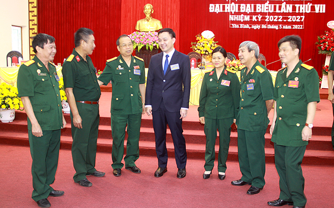 Lãnh đạo Hội Cựu chiến binh tỉnh và huyện Yên Bình trao đổi kinh nghiệm trong hoạt động công tác Hội với các đại biểu tại Đại hội đại biểu Hội Cựu chiến binh huyện Yên Bình lần thứ VII, nhiệm kỳ 2022 - 2027.