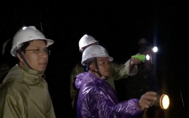 Lãnh đạo huyện Trà Bồng nỗ lực tiếp cận hiện trường vụ sạt lở tại thủy điện Kà Tinh trong đêm 10/10.