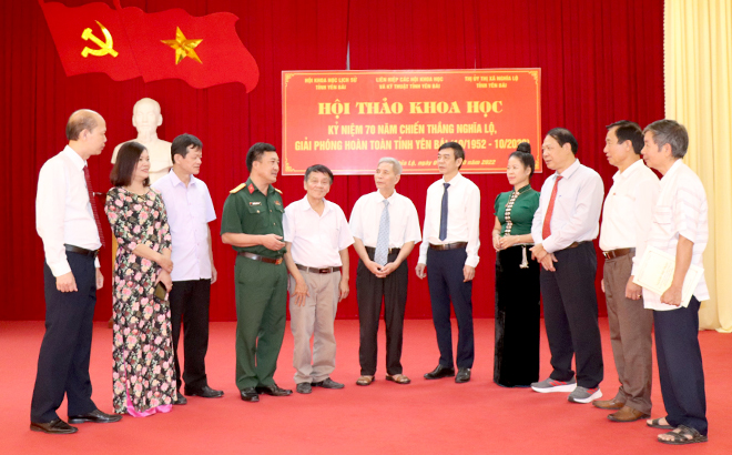 Các đại biểu trao đổi bên lề Hội thảo khoa học “Kỷ niệm 70 năm chiến thắng Nghĩa Lộ, giải phóng hoàn toàn tỉnh Yên Bái” diễn ra tại thị xã Nghĩa Lộ ngày 7/10 vừa qua.
