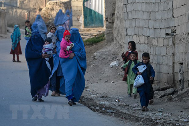 Phụ nữ trên đường phố tại Ghazni, Afghanistan.