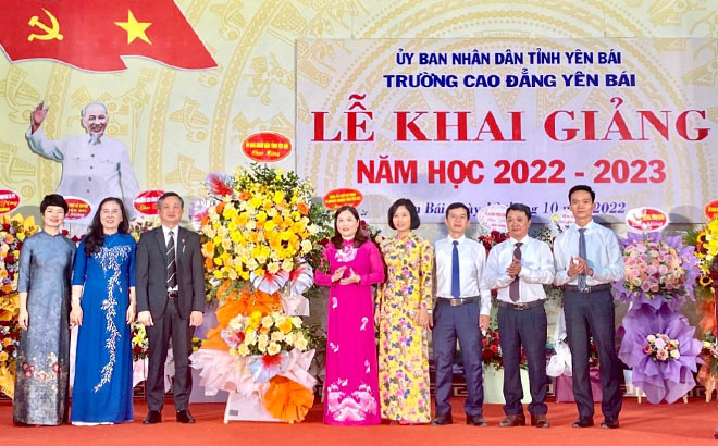 Đồng chí Vũ Thị Hiền Hạnh - Phó chủ tịch UBND tỉnh tặng hoa chúc mừng nhà trường nhân dịp khai giảng năm học mới.