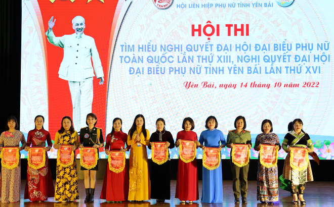 Chủ tịch Hội LHPN tỉnh Nguyễn Thị Bích Nhiệm trao cờ lưu niệm cho các đoàn tham gia Hội thi.