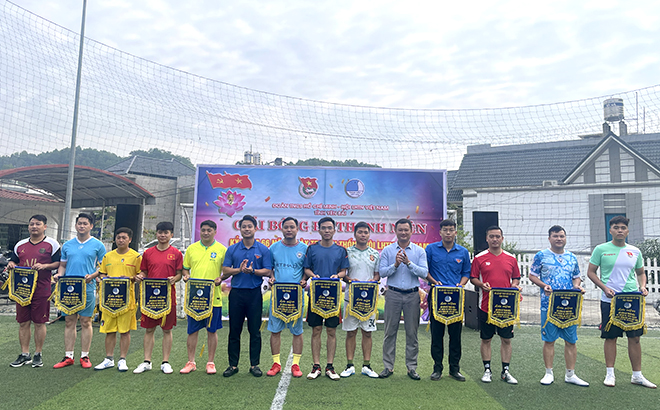 Lãnh đạo Tỉnh đoàn và Ban tổ chức trao cờ lưu niệm cho các đoàn tham gia giải bóng.