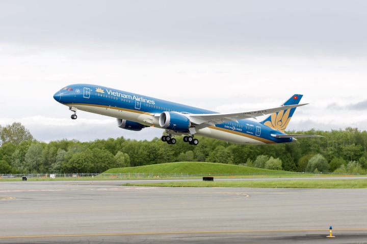 Do ảnh hưởng của bão Sonca, Vietnam Airlines sẽ hủy và lùi khởi hành tổng cộng 15 chuyến bay.