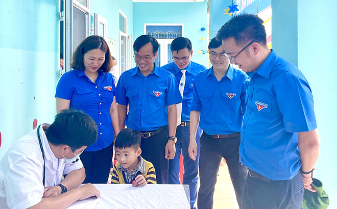 Hoạt động khám chữa bệnh miễn phí cho trẻ em và nhân dân huyện Mù Cang Chải tại Chiến dịch Thanh niên tình nguyện hè 2022.
