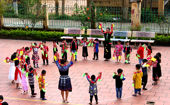 Giờ tập thể dục buổi sáng của các bé Trường Mầm non Hoa Lan, thị trấn Mù Cang Chải.