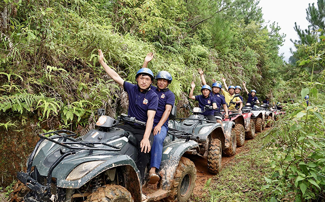 Phát triển du lịch góp phần nâng cao tỷ trọng ngành thương mại - dịch vụ trong cơ cấu kinh tế của huyện Mù Cang Chải. Trong ảnh: Du khách thích thú tham gia trải nghiệm trên xe địa hình ATV.