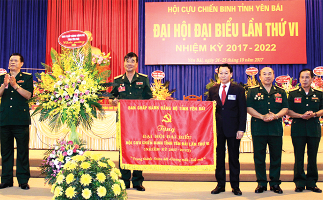 Đại hội đại biểu Hội Cựu chiến binh tỉnh Yên Bái lần thứ VI, nhiệm kỳ 2017 - 2022 đón nhận bức cờ thêu mang dòng chữ “Trung thành - đoàn kết - gương mẫu - đổi mới” của Ban Chấp hành Đảng bộ tỉnh.