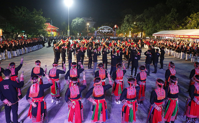Lễ hội Quế huyện Văn Yên đang dần trở thành một trong những thương hiệu của ngành du lịch và thương mại tỉnh Yên Bái. (Trong ảnh: Màn diễu diễn với sự tham gia của 555 nghệ nhân và diễn viên quần chúng các dân tộc trên địa bàn huyện Văn Yên tại Lễ hội Quế huyện Văn Yên 2022).