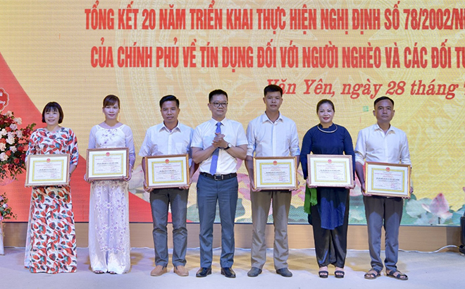 Các tập thể, cá nhân có thành tích tiêu biểu trong 20 năm triển khai thực hiện Nghị định số 78/2002/NĐ-CP ngày 4/10/2002 của Chính phủ về chính sách tín dụng ưu đãi đối với người nghèo và các đối tượng chính sách khác nhận giấy khen của Trưởng ban Ban đại diện Hội đồng quản trị NHCSXH huyện Văn Yên.