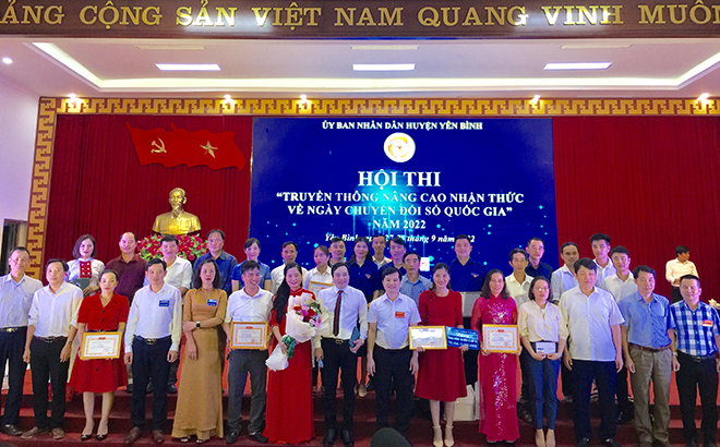 Lãnh đạo huyện Yên Bình trao giải cho các đội xuất sắc tham gia Hội thi truyền thông nâng cao nhận thức về Ngày Chuyển đổi số quốc gia.