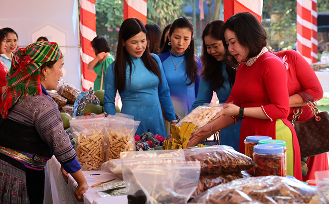 Lãnh đạo Hội LHPN tỉnh tham quan các gian hàng quảng bá, xúc tiến thương mại tiêu thụ sản phẩm các vùng miền của địa phương trong Ngày hội Phụ nữ khởi nghiệp năm 2022.