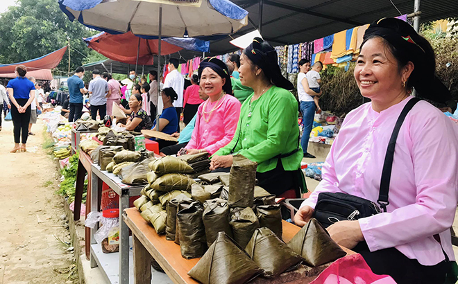 Không gian chợ quê xã Mai Sơn, huyện Lục Yên được xây dựng cải tạo theo hướng giữ gìn bản sắc văn hóa dân tộc.