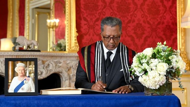 Ông Richard Randriamandrato (khi còn là Ngoại trưởng Madagascar) ký sổ tang tại tang lễ Nữ hoàng Anh Elizabeth.