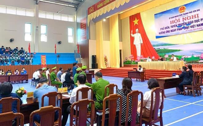 Một phiên tòa giả định được tổ chức tại Trường THPT Nguyễn Huệ.