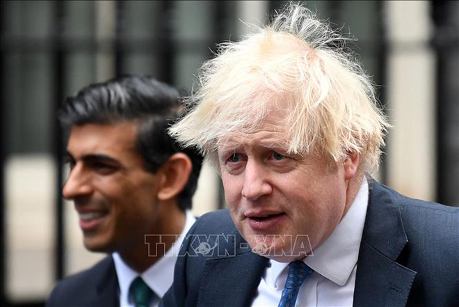 Thủ tướng Anh Boris Johnson (phải) và Bộ trưởng Tài chính Rishi Sunak tại London, ngày 1/12/2021. Ảnh tư liệu: AFP/TTXVN