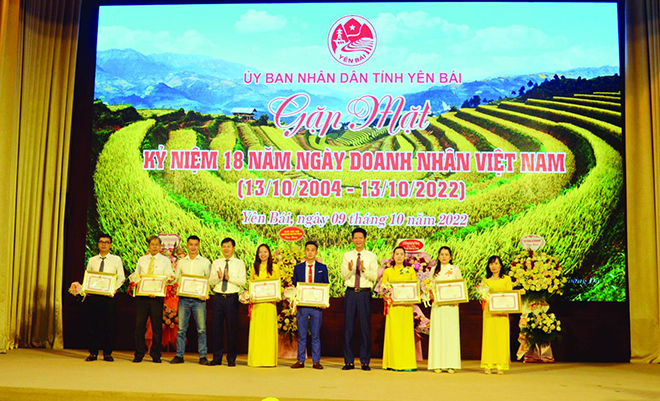 Trao tặng Bằng khen của Chủ tịch UBND tỉnh Yên Bái cho doanh nghiệp, hợp tác xã, hộ kinh doanh có thành tích xuất sắc trong SXKD năm 2021, năm 2022.