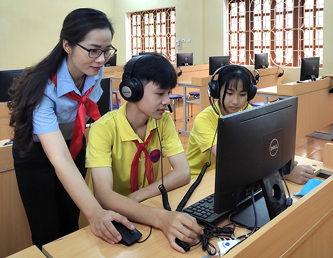 Giờ thực hành môn Tin học của cô và trò Trường TH&THCS Liễu Đô, huyện Lục Yên.