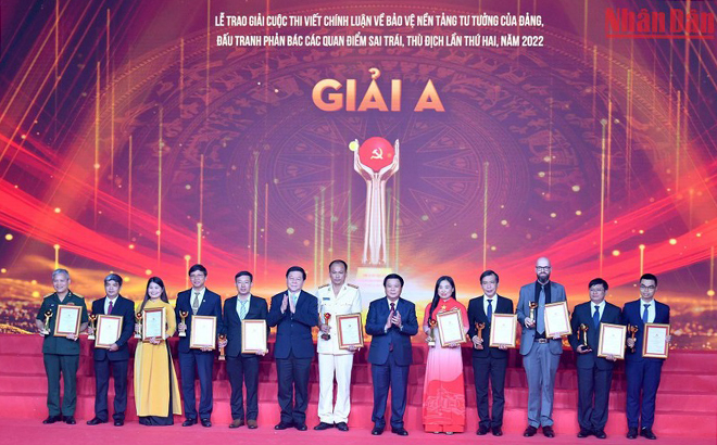 Phó Thủ tướng Thường trực Phạm Bình Minh trao giao giải A cho các cá nhân đoạt giải.