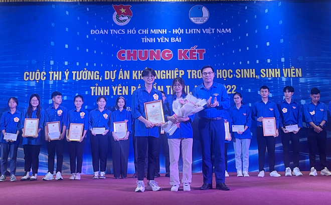 Lãnh đạo Tỉnh đoàn Yên Bái trao chứng nhận và giải thưởng cho nhóm thí sinh xuất sắc giành giải Nhất Cuộc thi 