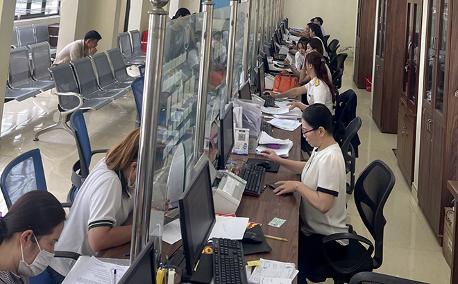 Người dân đến làm thủ tục nộp hồ sơ tại Bộ phận phục vụ hành chính công huyện Văn Yên.