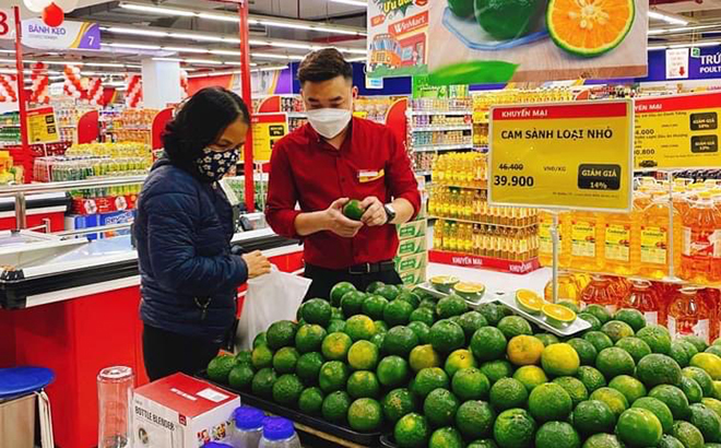 Khách hàng lựa chọn mua các sản phẩm hàng Việt Nam tại Siêu thị Vincom Yên Bái.