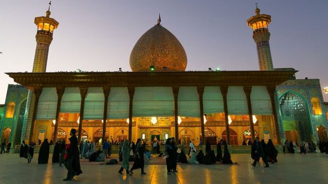 Các tín đồ Hồi giáo bên ngoài đền Shah Cheragh.