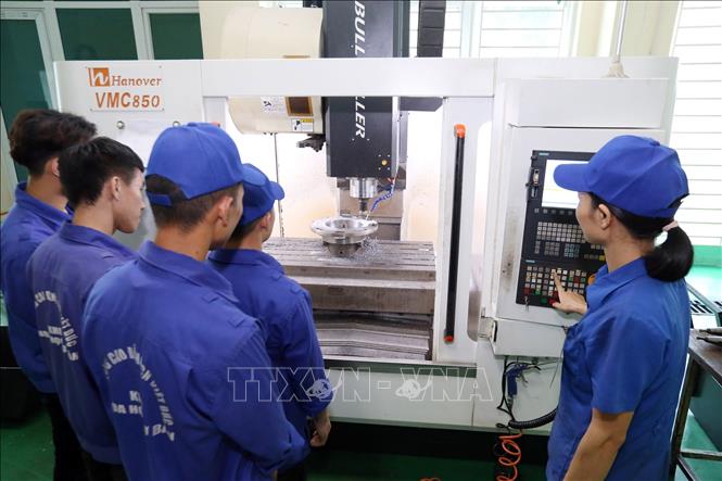 Đào tạo học sinh sinh viên phay CNC, tiện CNC tại Trung tâm đào tạo công nghệ cao của trường Cao đẳng Công nghiệp Việt Đức. Ảnh minh hoạ