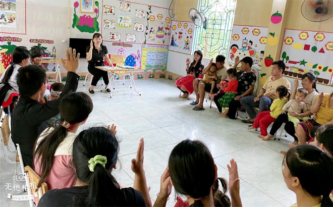Hiệu trưởng Trường Mầm non Suối Giàng - Lò Ngọc Loan chủ trì buổi họp phụ huynh xin ý kiến về các khoản thu - chi đầu năm học tại điểm trường Suối Lóp.