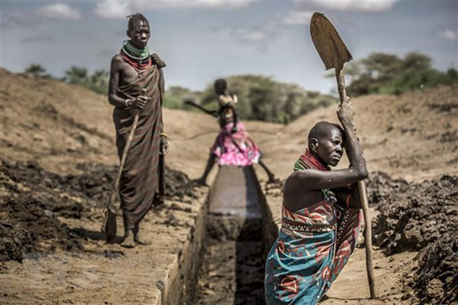 Người dân khơi thông một con kênh lấy nước ở Nanyee, Kenya trong bối cảnh hạn hán diện rộng.