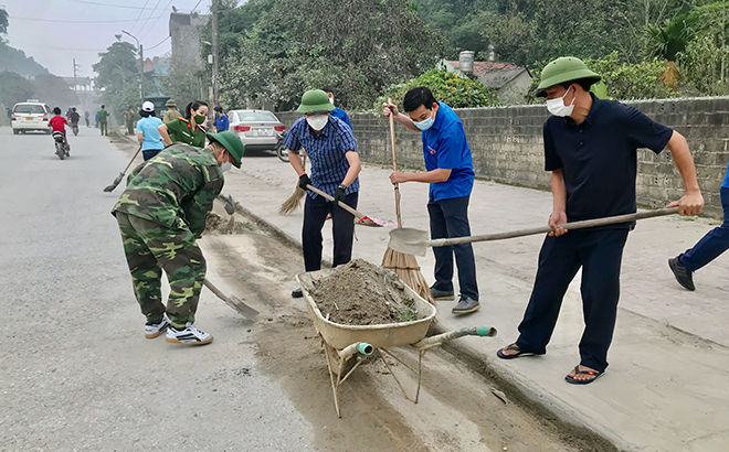 Cán bộ, lãnh đạo huyện Yên Bình tham gia 