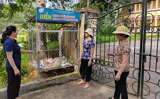 Chị em phụ nữ thôn 6, xã Minh Quán thu gom phế liệu tái chế vào “Ngôi nhà xanh”.